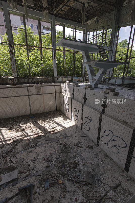带有游泳池的建筑内部废弃区域(Pripyat/Chernobyl)